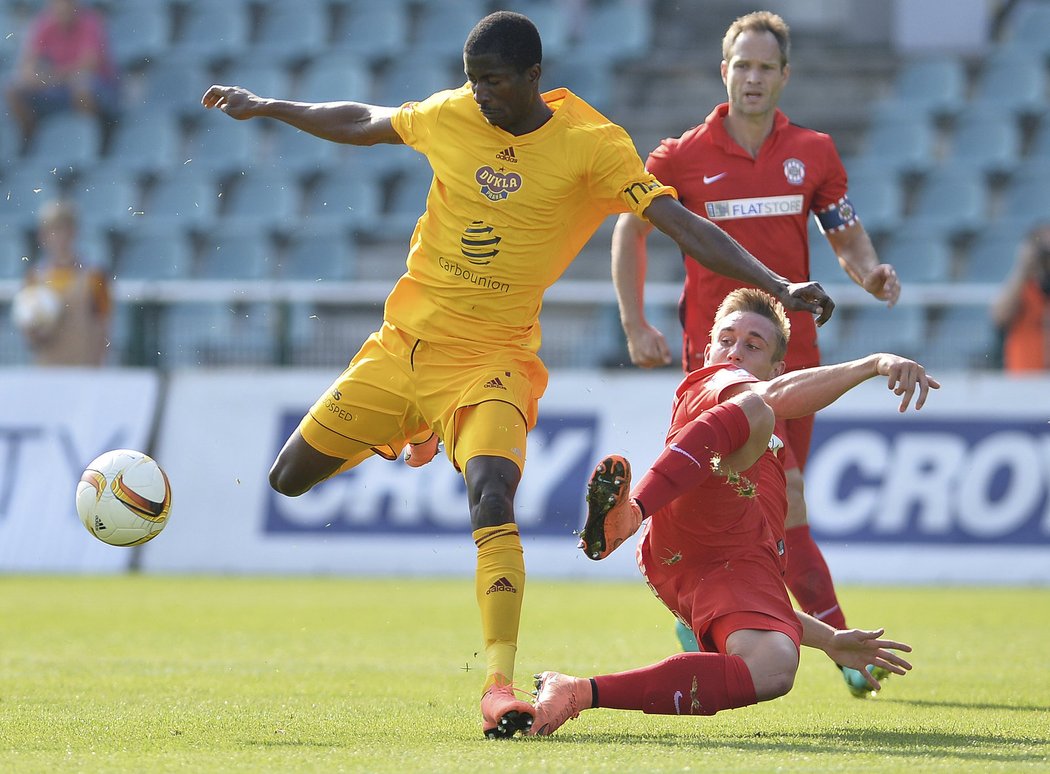 Zleva vpředu jsou Peter Oladeji Olayinka z Dukly a Jakub Šural ze Zbrojovky Brno