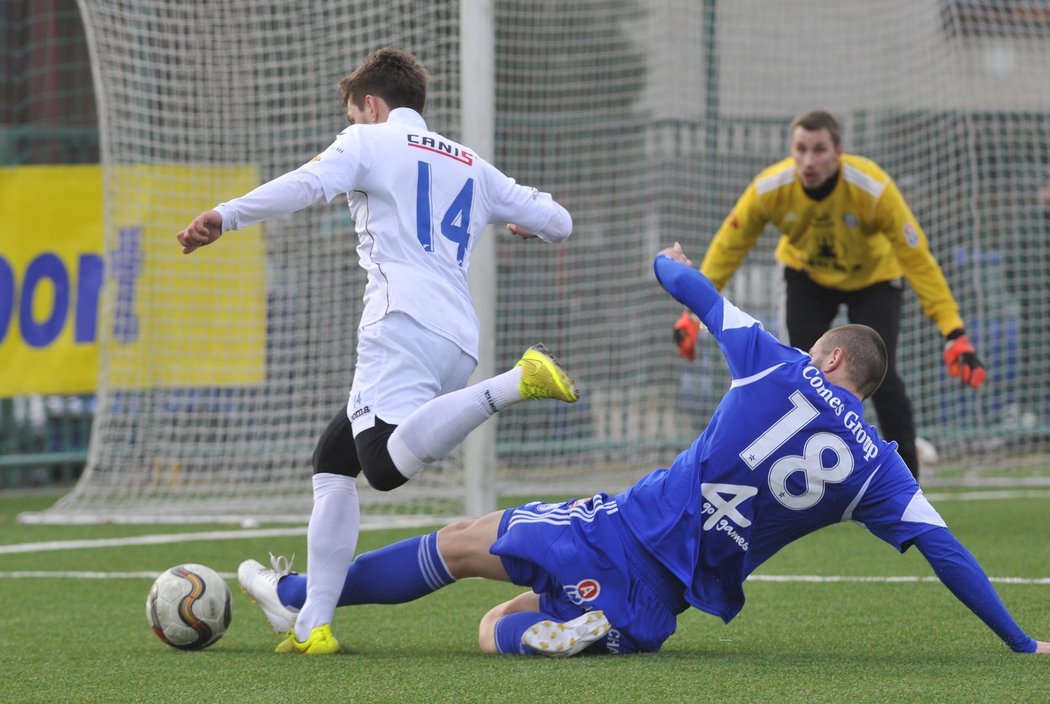 David Bystroň (vpravo) se v dresu Olomouce snaží zastavit Milana Jiráska z Baníku