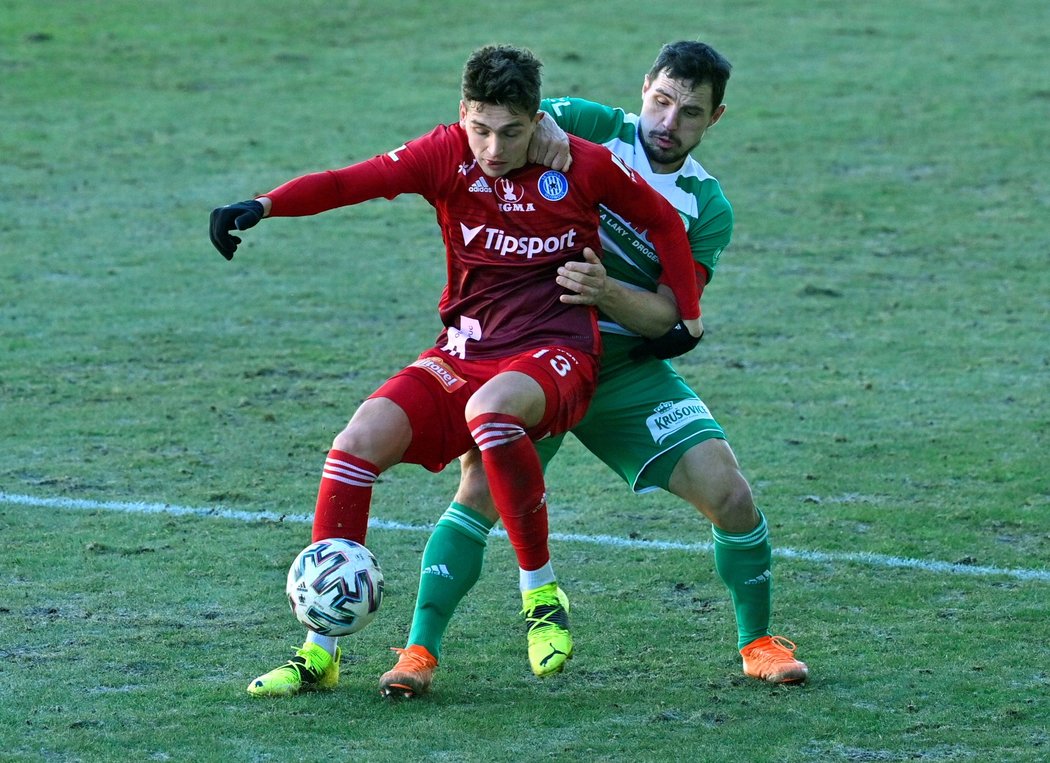 Mojmír Chytil z Olomouce v souboji s Josefem Jindřiškem z Bohemians.