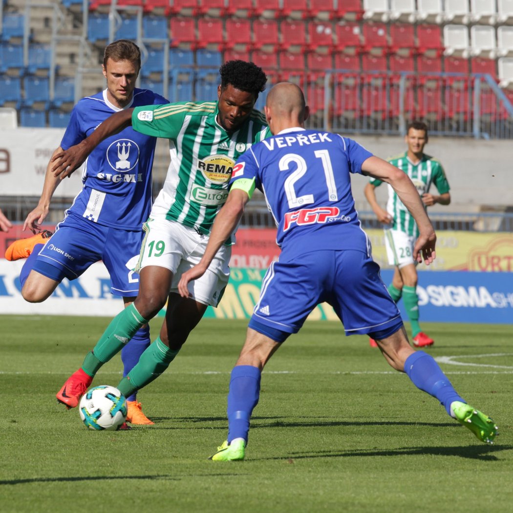 Útočník Bohemians Benjamim Tetteh proti přesile hráčů Sigmy