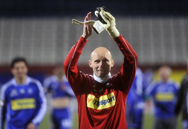 Olomoucký brankář Tomáš Lovásik děkuje po utkání fanouškům za podporu. Olomoucký brankář Tomáš Lovásik děkuje po utkání fanouškům za podporu.