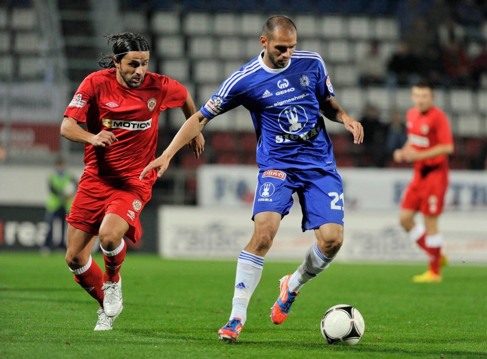 Michal Vepřek z Olomouce (vpravo) a Pavel Zavadil z Brna bojují o balon v ligovém utkání Gambrinus ligy