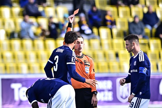 ZLATÁ PÍŠŤALKA: Radina přehlédl fauly Chorého i Šmigy. Výtečný výkon sudího na Bohemians ZLATÁ PÍŠŤALKA: Radina přehlédl fauly Chorého i Šmigy. Výtečný výkon sudího na Bohemians