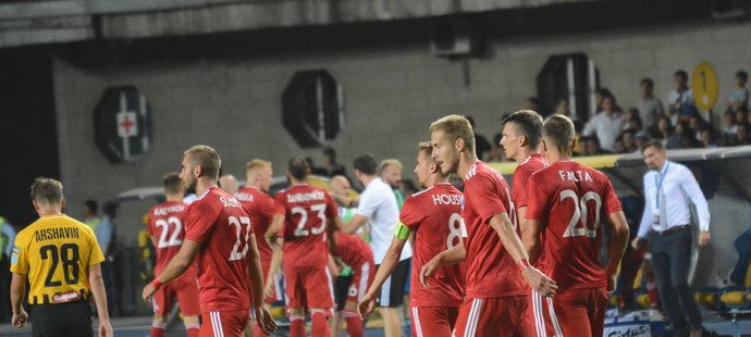 Fotbalisté Olomouce slaví vstřelený gól na půdě Almat