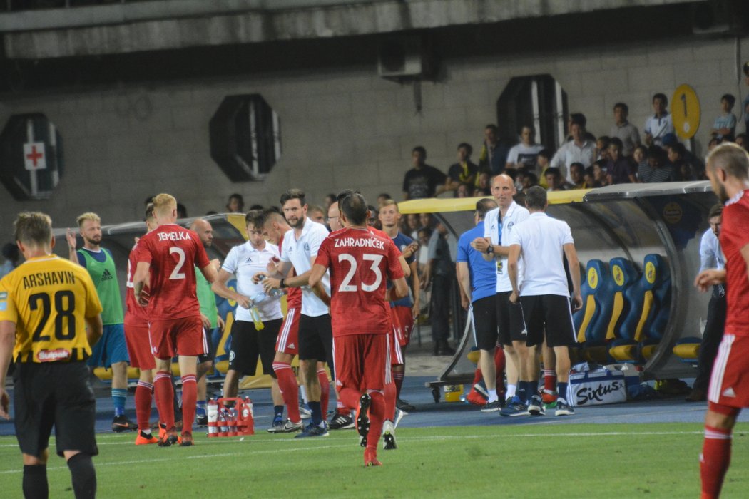 Fotbalisté Olomouce slaví vstřelený gól na půdě Almat