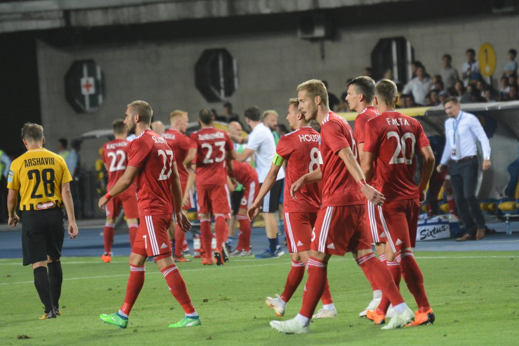 Fotbalisté Olomouce slaví vstřelený gól na půdě Almat