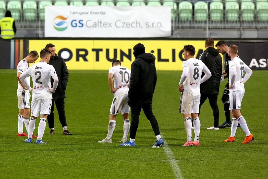 Zklamaní fotbalisté Karviné poté, co ztratili dvoubrankové vedení a nakonec s Olomoucí prohráli 2:3