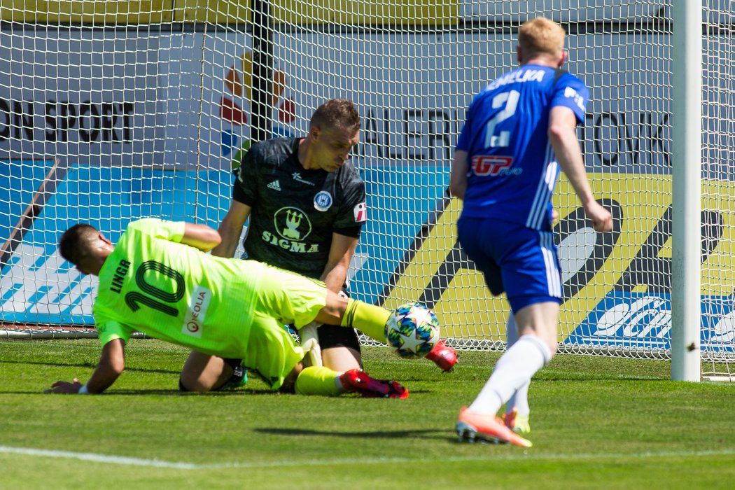 Ondřej Lingr před brankou Olomouce