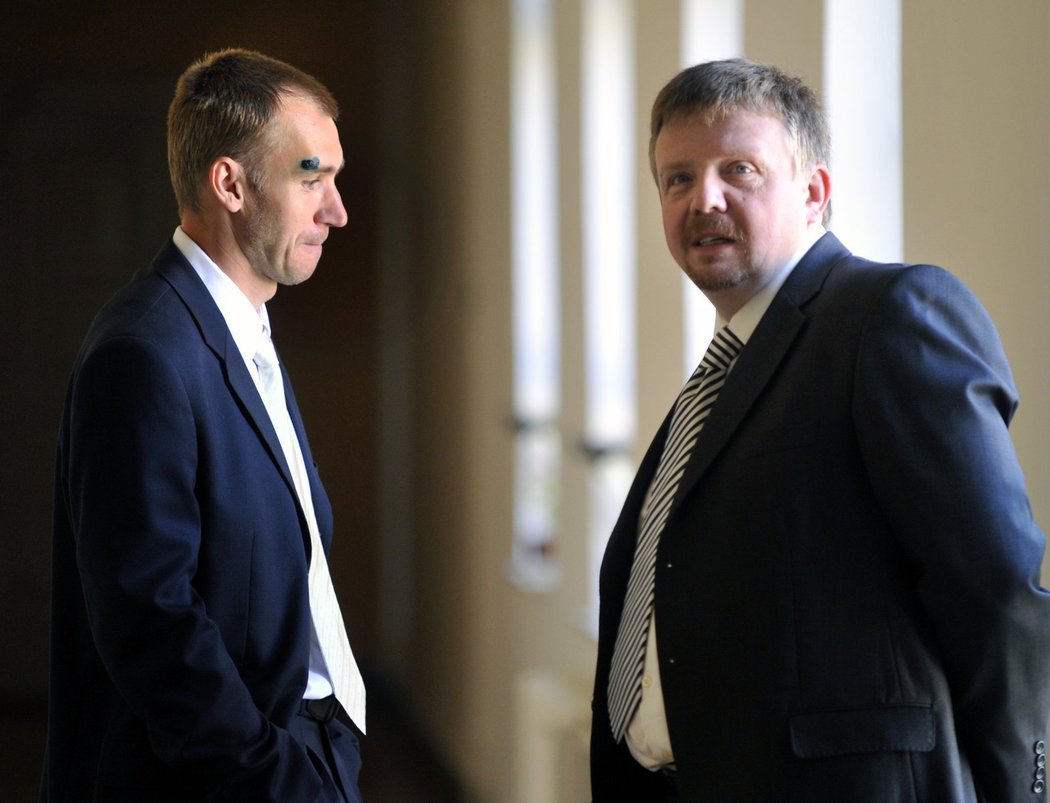 Petr Konečný, právní zástupce olomouckého klubu (vpravo), během přestávky soudního líčení při rozhovoru s Petrem Drobiszem. Brankář Sigmy měl údajně předat třistatisícový úplatek.