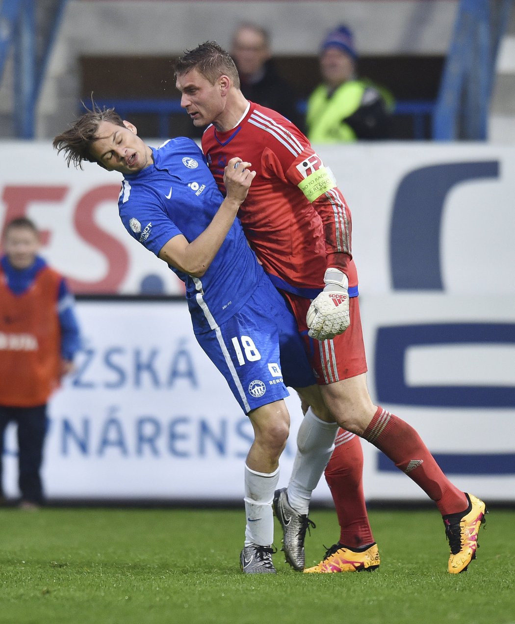 Brankář Olomouce Miloš Buchta dostal toto napadení Matěje Pulkraba červenou kartu