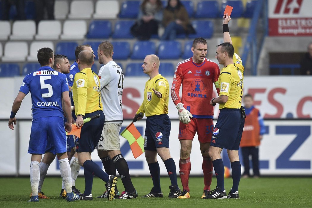 Vypjatý závěr zápasu Olomouce v Liberci, kdy byl vyloučený