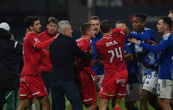 Tři červené v Olomouci. Trousil chválil Vašulína a sepsul Mahutu: Obrovská hovadina! Tři červené v Olomouci. Trousil chválil Vašulína a sepsul Mahutu: Obrovská hovadina!