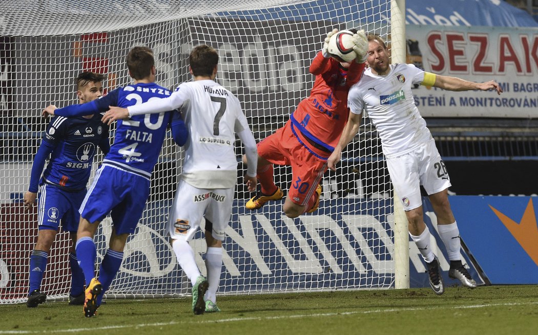 Daniel Kolář v souboji s brankářem Olomouce Milošem Buchtou