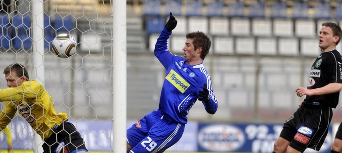 Vlastní gól do příbramské branky dává Stanislav Nohýnek (vpravo), uprostřed Pavel Šultes (Olomouc), vlevo brankář Příbrami Lukáš Krbeček.