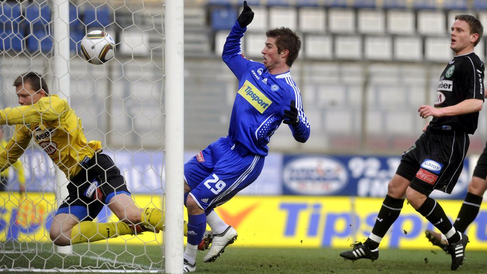 Vlastní gól do příbramské branky dává Stanislav Nohýnek (vpravo), uprostřed Pavel Šultes (Olomouc), vlevo brankář Příbrami Lukáš Krbeček.