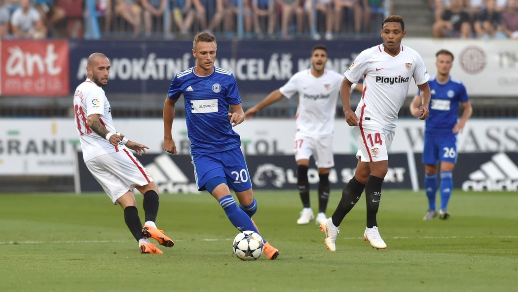 Aleix Vidal a Luis Muriel sledují počínání olomouckého Šimona Falty v zápase 4. předkola Evropské ligy