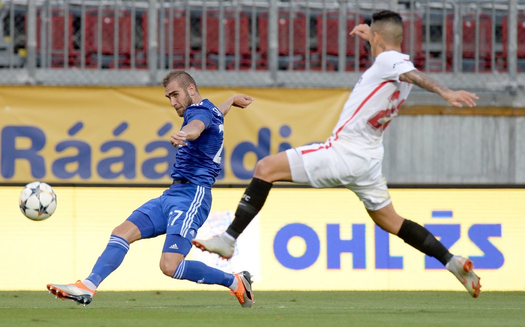 Centrující Martin Sladký během zápasu Olomouc - Sevilla