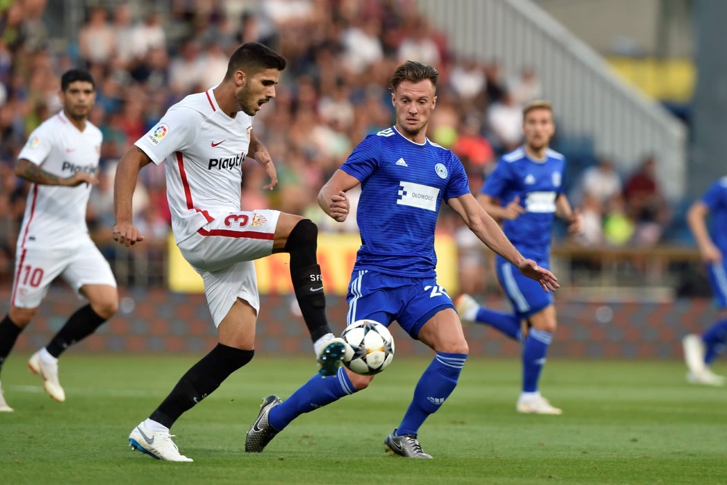 Olomoucký Martin Nešpor přihlíží počínání Juana Berrocala ze Sevilly