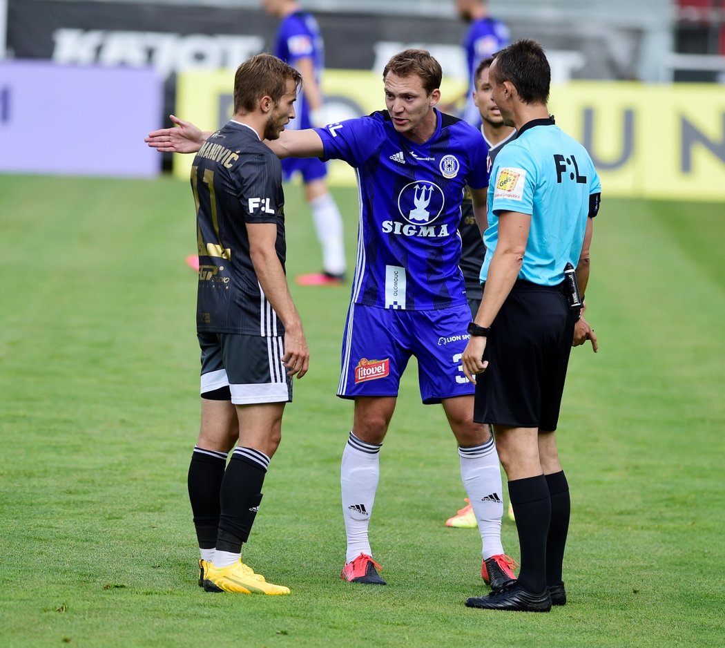 Zleva Nemanja Kuzmanovič z Ostravy, Lukáš Juliš z Olomouce a hlavní rozhodčí Petr Ardeleanu v utkání FORTUNA:LIGY