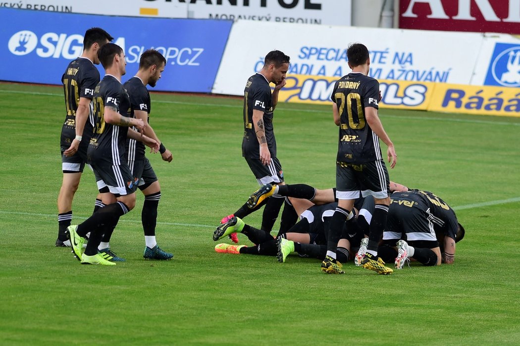 Radost fotbalistů Baníku Ostrava po brance do sítě Sigmy Olomouc