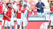 Fotbalisté Slavie se radují z branky Vladimíra Coufala v utkání s Olomoucí