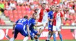 Fotbalisté Slavie se snaží prosadit přes olomouckou obranu, vpředu Jaromír Zmrhal