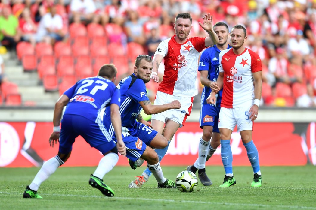 Fotbalisté Slavie se snaží prosadit přes olomouckou obranu, vpředu Jaromír Zmrhal