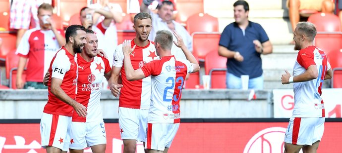 Fotbalisté Slavie se radují z branky Vladimíra Coufala v utkání s Olomoucí