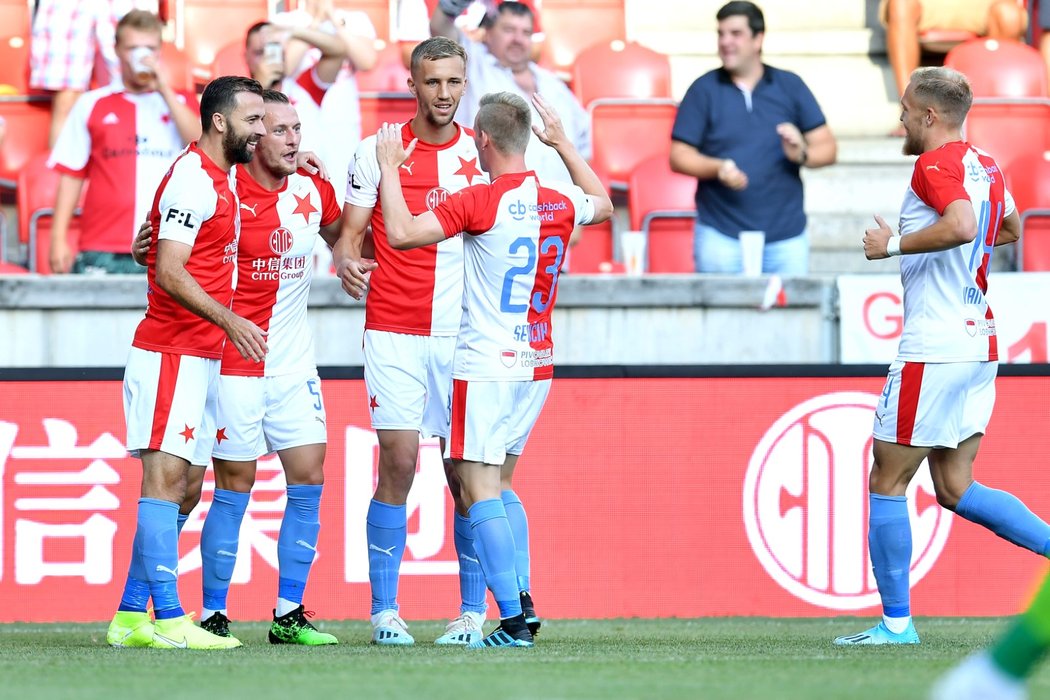 Fotbalisté Slavie se radují z branky Vladimíra Coufala v utkání s Olomoucí