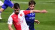 Kryštof Daněk z Olomouce napadá stopera Slavie Ondřeje Kúdelu.