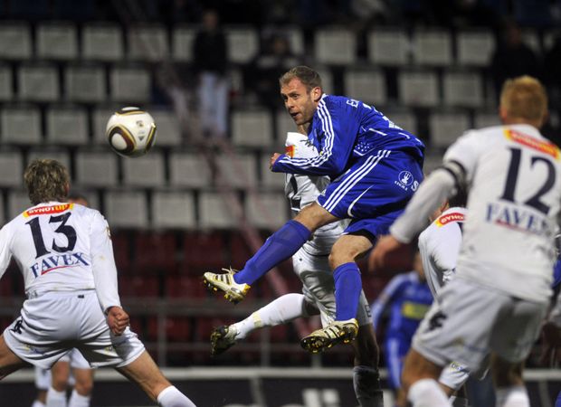 Michal Hubník (uprostřed) střílí na branku Slovácka, akci přihlíží obránci Slovácka René Formánek (vlevo) a Pavel Němčický. Michal Hubník (uprostřed) střílí na branku Slovácka, akci přihlíží obránci Slovácka René Formánek (vlevo) a Pavel Němčický.
