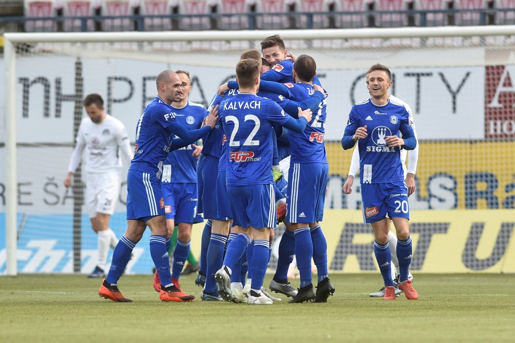 Fotbalisté Olomouce slaví branku proti Slovácku