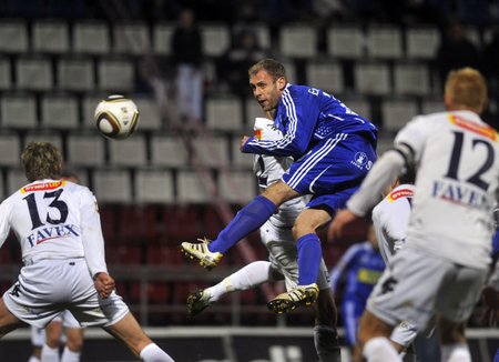 Michal Hubník (uprostřed) střílí na branku Slovácka, akci přihlíží obránci Slovácka René Formánek (vlevo) a Pavel Němčický.