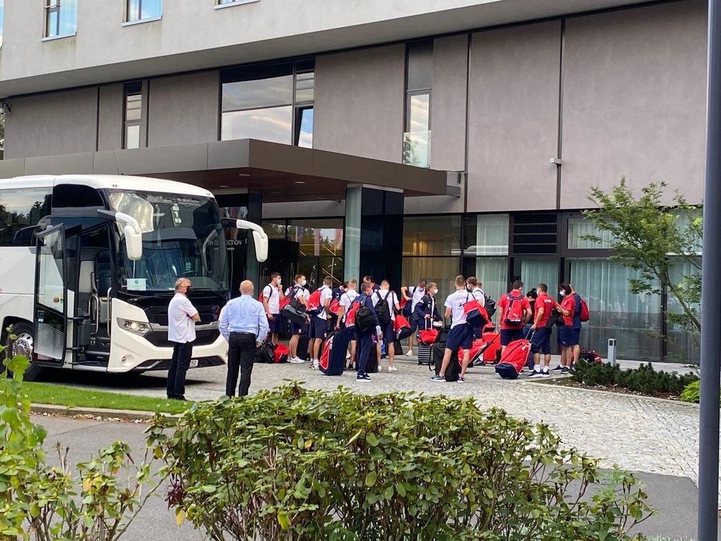 K zadnímu vchodu do olomouckého hotelu přijeli fotbalisté české dvacítky, kteří by měli být v nominaci prvního týmu pro pondělní zápas proti Skotsku