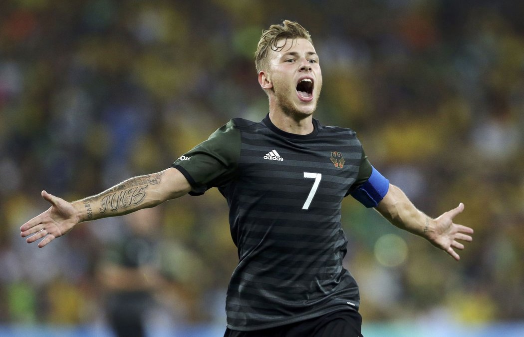 Němec Max Meyer se raduje z vyrovnání ve finále olympijského finále proti domácí Brazílii