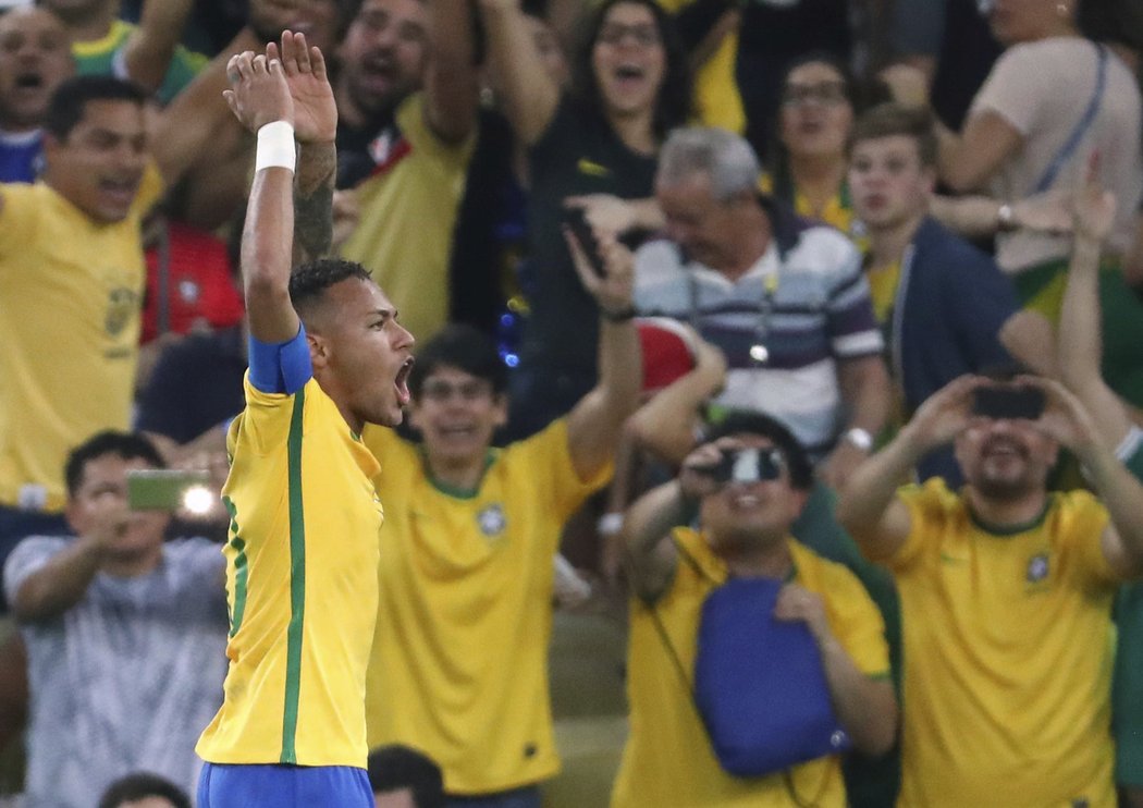 Brazilská hvězda Neymar se raduje z prvního gólu finále olympijského fotbalového turnaje proti Německu