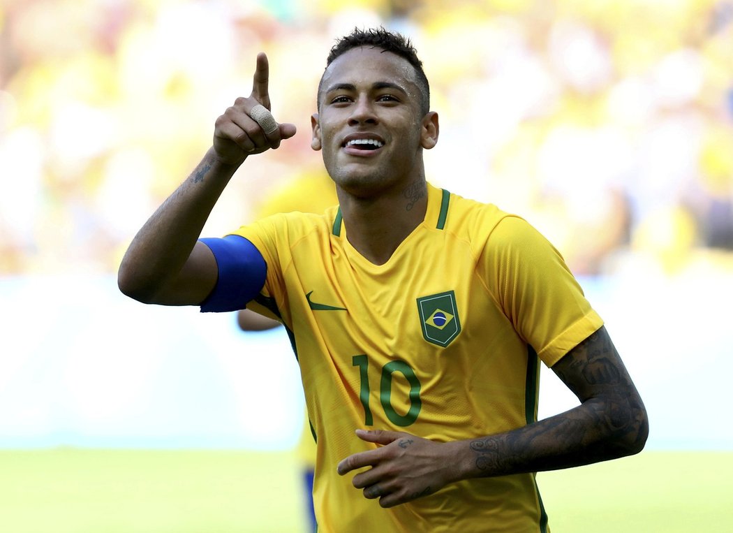 Brazilec Neymar se raduje ze svého gólu v semifinále olympijského turnaje proti Hondurasu