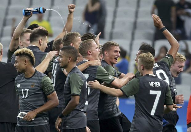 Němečtí fotbalisté se radují z postupu do finále olympijského turnaje po výhře nad Nigérií Němečtí fotbalisté se radují z postupu do finále olympijského turnaje po výhře nad Nigérií