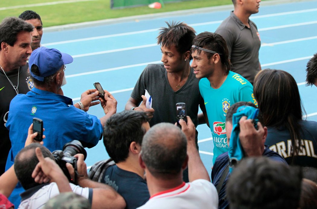 Neymar pózuje s fanouškem po tréninku brazilské reprezentace před blížící se londýnskou olympiádou