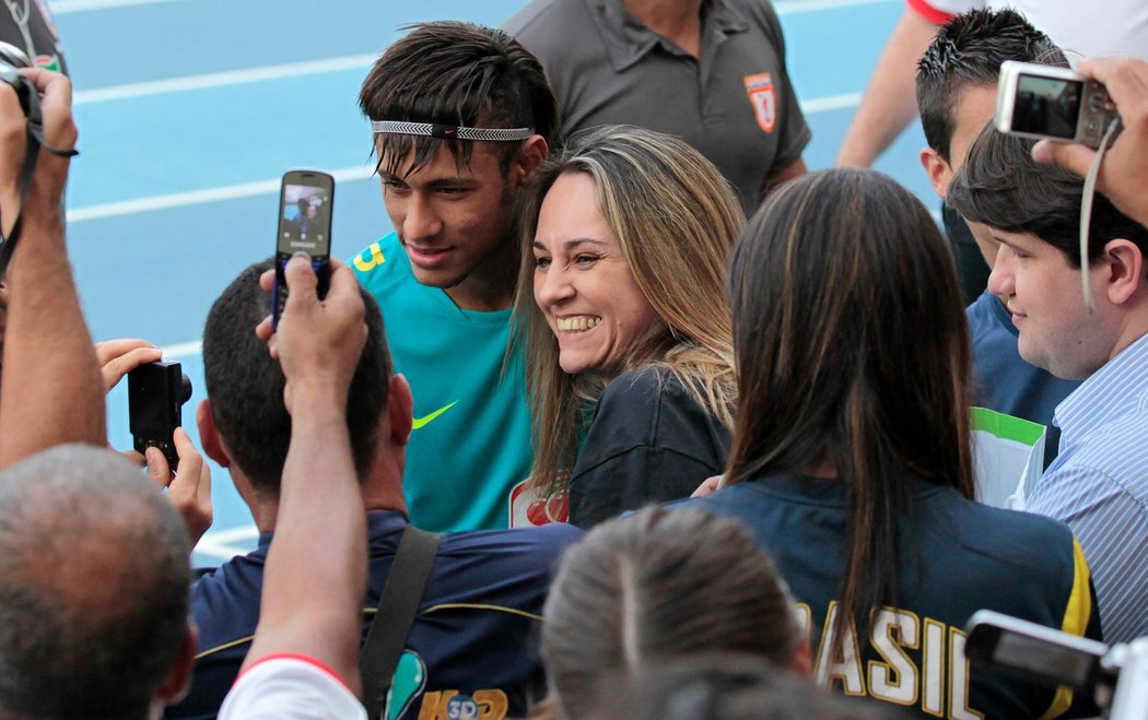 Neymar se po tréninku fotí se sličnou fanynkou