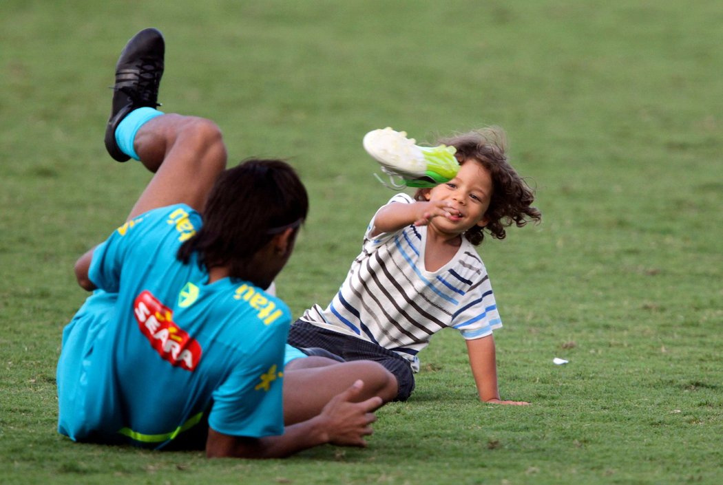 Pohodička na brazilském tréninku... Marcelův syn Enzo si hraje s hvězdným Neymarem