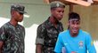 Rozesmátý Neymar přichází na trénink Brazilců, který se konal na vojenské záklaně Urca Army Fort v Rio de Janeiru