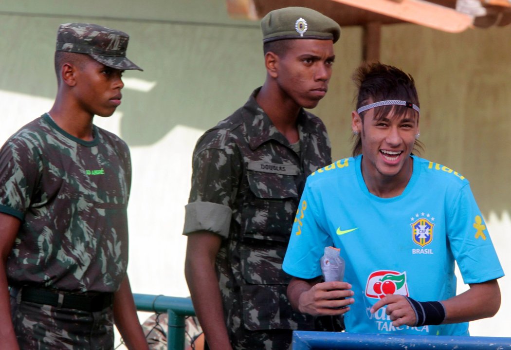 Rozesmátý Neymar přichází na trénink Brazilců, který se konal na vojenské záklaně Urca Army Fort v Rio de Janeiru