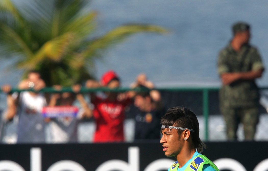Neymar se na tréninkovém kempu Brazilců před olympiádou v Londýně předvedl s novým účesem a čelenkou