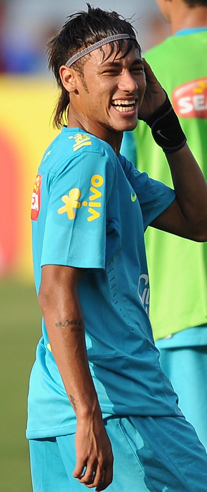 A že mi to ale sluší... Neymar předvedl na tréninku novou čelenku a účes