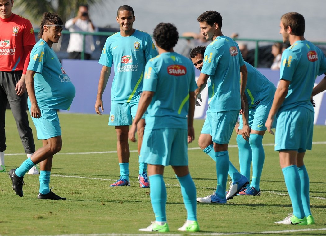 Těhotný Neymar baví spoluhráče na tréninku...