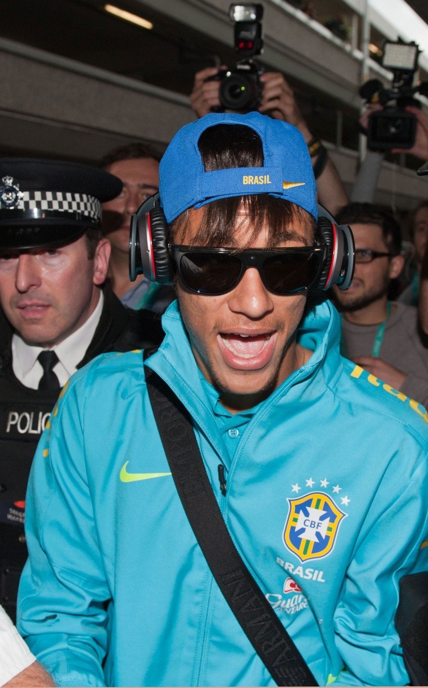 Neymar přiletěl do Londýna. Ohřeje se jen na olympiádě, nebo podepíše smlouvu s některým z velkoklubů?