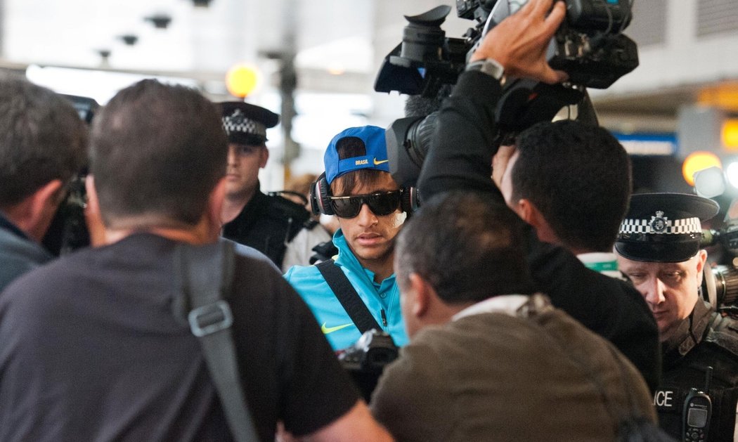 Neymara by chtěl každý. Brazilský forvard byl terčem pozornosti fanoušků i médií