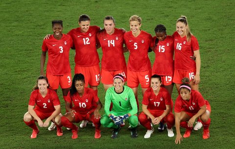 Fotbalistky Kanady vybojovaly na olympijských hrách v Tokiu premiérové zlaté medaile. Ve finále v Jokohamě porazily Švédky 3:2 na penalty.