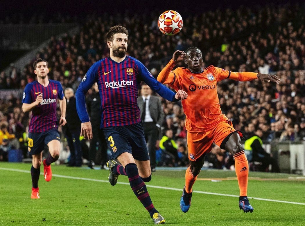 Ferland Mendy (vpravo) se v minulé sezoně utkal se svým Olympique Lyon s Barcelonou, teď přestupuje do Realu